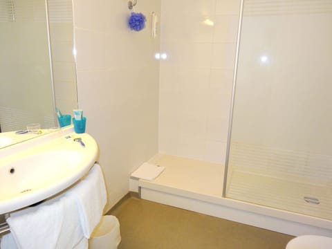 Desk, soundproofing, free WiFi