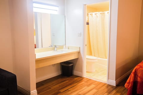 Grand Room, 2 Queen Beds, Non Smoking | Bathroom | Combined shower/tub, towels