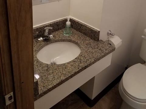 Standard Quadruple Room, Ensuite (Two Full Size XL Beds) | Bathroom | Towels