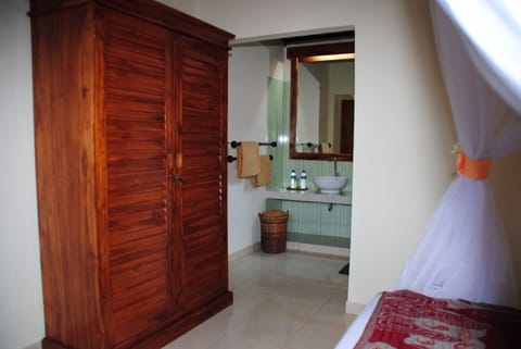 Desk, soundproofing, free WiFi, bed sheets