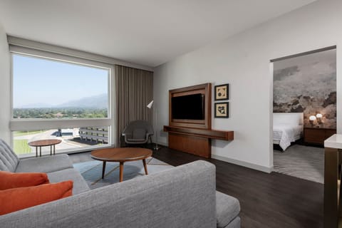 Hypo-allergenic bedding, in-room safe, desk, laptop workspace