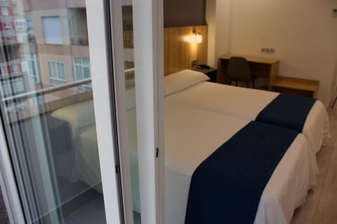 Twin Room | Premium bedding, desk, free cribs/infant beds, rollaway beds