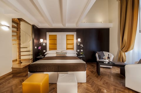 Junior Suite | Minibar, in-room safe, desk, laptop workspace
