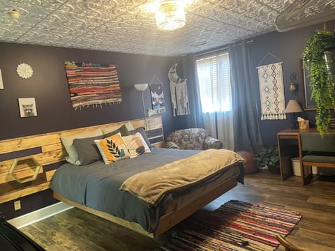 Comfort Room | Premium bedding, desk, iron/ironing board, free cribs/infant beds