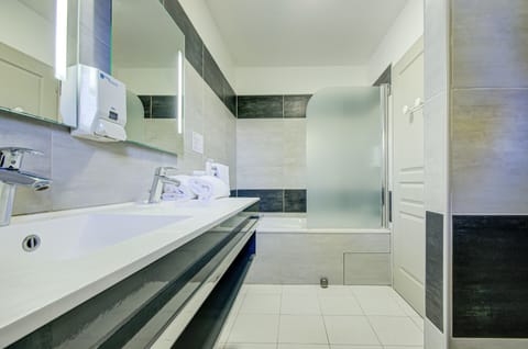 Signature Triple Room, Ensuite | Bathroom | Shower, free toiletries, towels