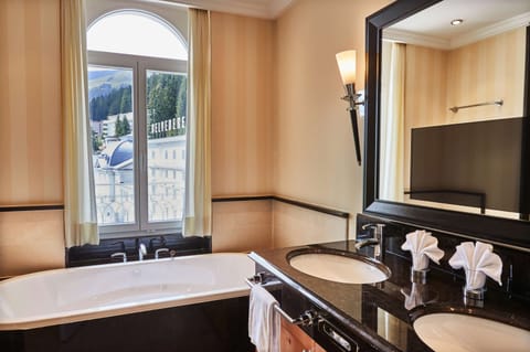 Hypo-allergenic bedding, minibar, in-room safe, desk