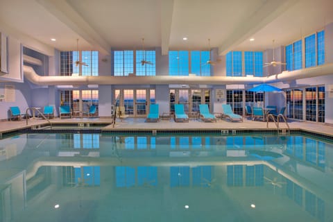 Indoor pool, sun loungers