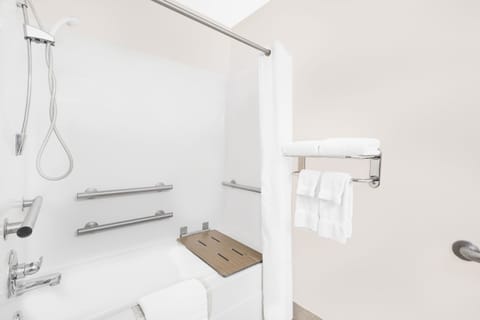 Combined shower/tub, free toiletries, hair dryer, towels