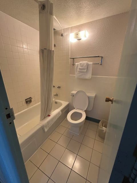 Standard Single Room, 1 Queen Bed, Non Smoking | Bathroom | Combined shower/tub, free toiletries, towels, soap