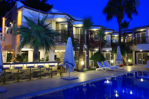 Seasonal outdoor pool, open 8:00 AM to 9:00 PM, pool umbrellas