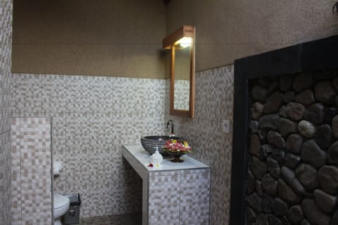 Superior Room | Bathroom | Shower, free toiletries, hair dryer, towels