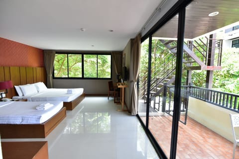 Triple Deluxe Room | Minibar, in-room safe, desk, WiFi (free)
