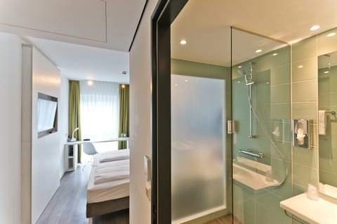 Shower, hair dryer, heated floors, towels