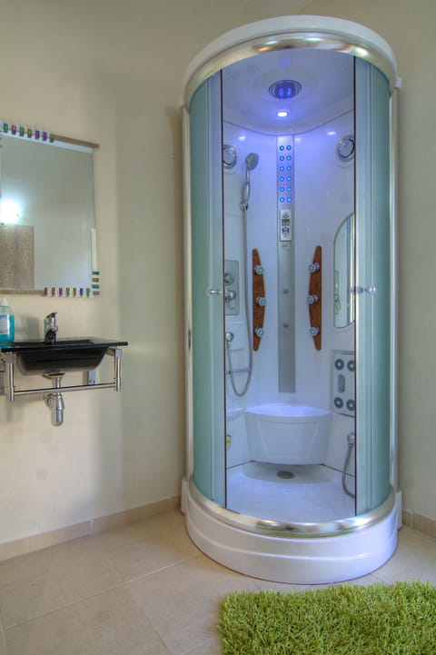 Villa Despina 2 | Bathroom | Combined shower/tub, hair dryer, towels, shampoo
