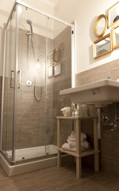 Panoramic Double Room | Bathroom | Shower, hair dryer, towels