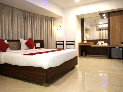 Executive Room, 1 Queen Bed | Soundproofing, rollaway beds, free WiFi, bed sheets