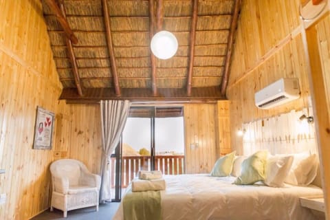 Minibar, desk, WiFi (free), bed sheets