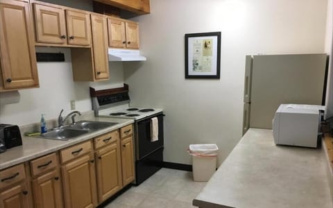 Fridge, coffee/tea maker