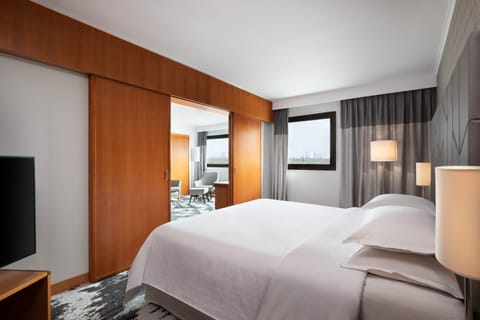 Hypo-allergenic bedding, in-room safe, desk, laptop workspace