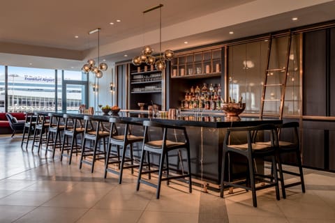 2 bars/lounges, cocktail bar