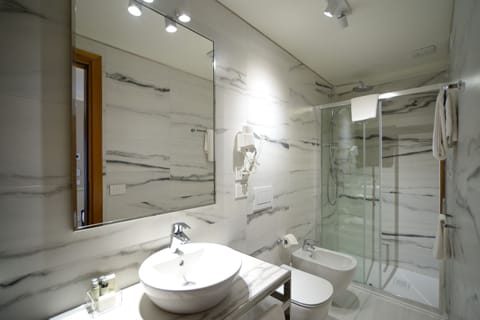 Comfort Single Room | Bathroom | Separate tub and shower, free toiletries, hair dryer, bathrobes