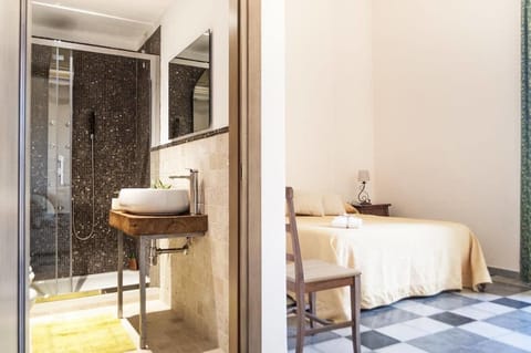 Double Room | Minibar, desk, blackout drapes, soundproofing