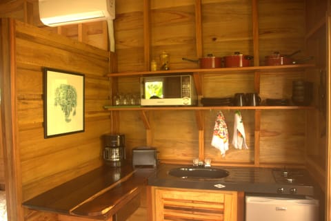 Standard Bungalow, 1 Bedroom, Kitchenette, Park View | Private kitchenette | Mini-fridge, coffee/tea maker, electric kettle