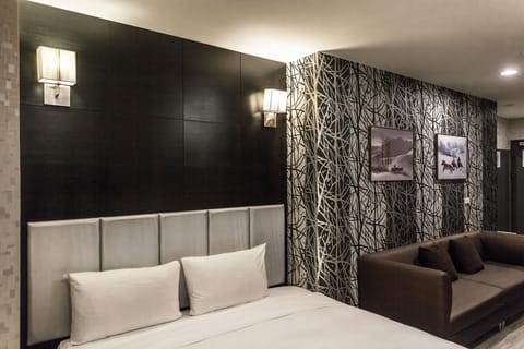 Deluxe Quadruple Room | Premium bedding, minibar, desk, iron/ironing board