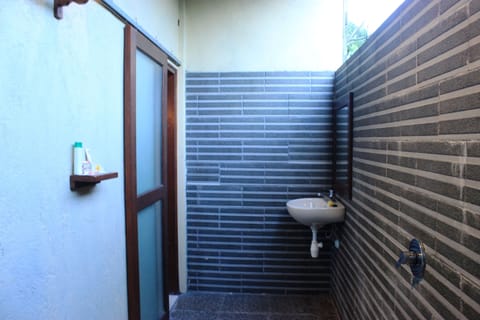 Standard Double Room | Bathroom | Shower, hair dryer, towels