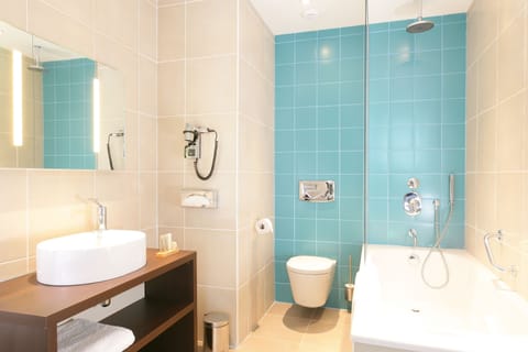 Standard Double Room | Bathroom | Combined shower/tub, free toiletries, hair dryer, slippers