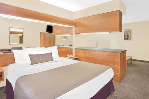 Studio Suite, 1 Queen Bed, Non Smoking | In-room safe, desk, iron/ironing board, cribs (free)