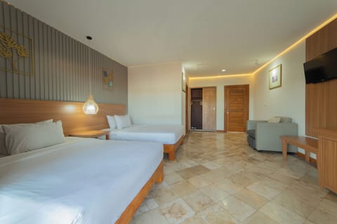 Bungalow | Desk, bed sheets