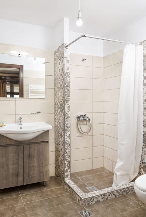 Quadruple Room | Bathroom | Eco-friendly toiletries, hair dryer, towels, soap
