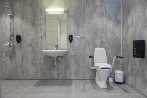 Family Double Room | Bathroom | Combined shower/tub, towels