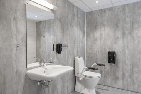 Combined shower/tub, towels