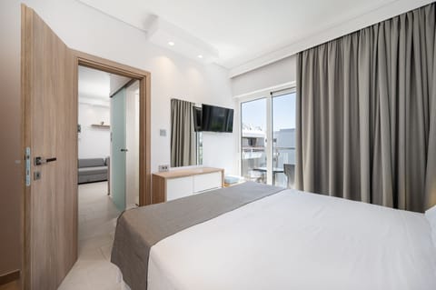 Apartment, 1 Queen Bed | In-room safe, free WiFi, bed sheets