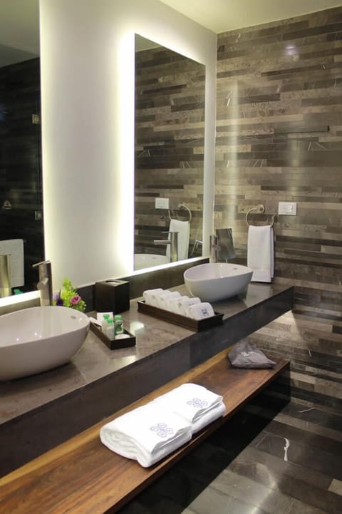 Family Room, 2 Queen Beds (Ejekatl) | Bathroom sink