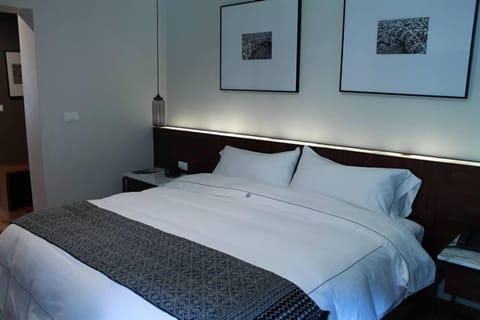 Suite, 1 King Bed (Xochitlajtol) | Premium bedding, down comforters, pillowtop beds, in-room safe