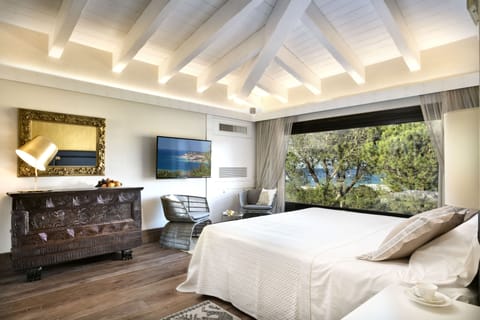Signature Suite, Sea View | Premium bedding, minibar, in-room safe, individually decorated