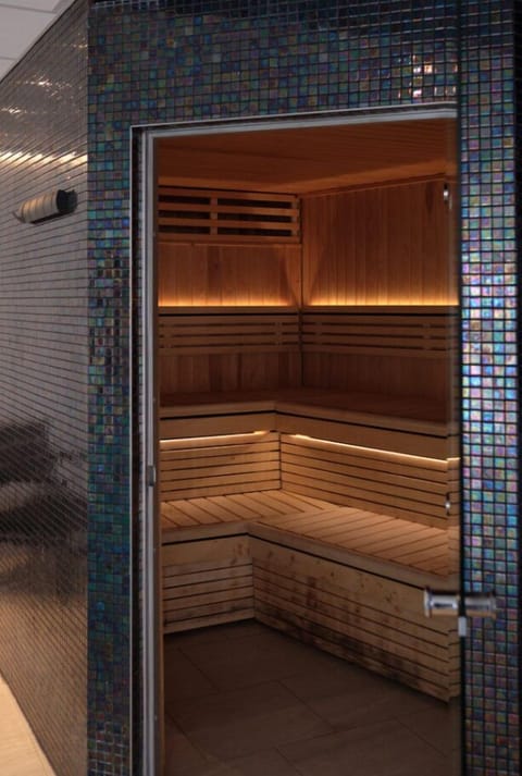 Sauna, hot tub, steam room, body treatments, hot stone massages