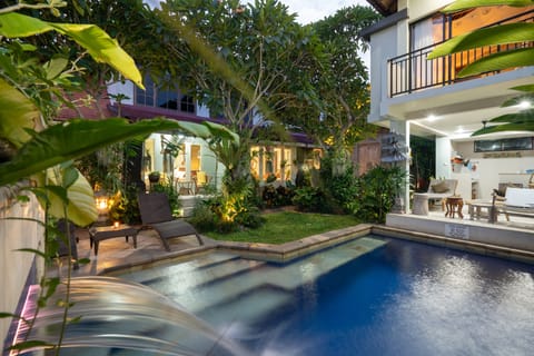 Outdoor pool, free cabanas, sun loungers