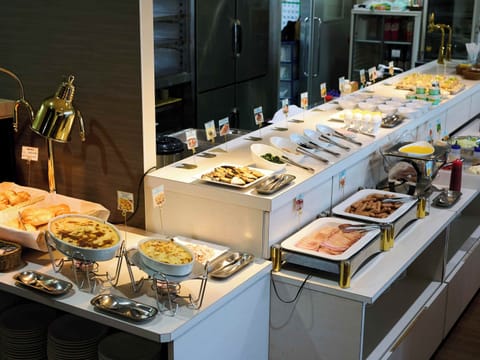 Daily buffet breakfast for a fee