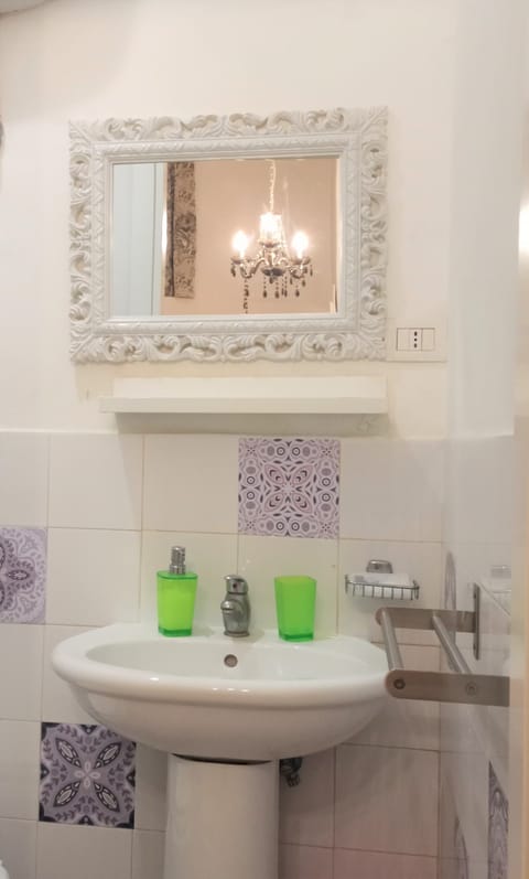 Shower, rainfall showerhead, free toiletries, hair dryer