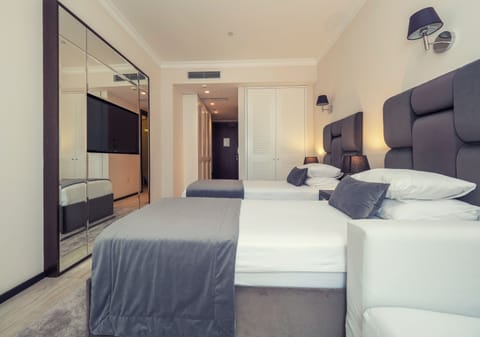 Standard Twin Room, City View | Premium bedding, minibar, in-room safe, desk