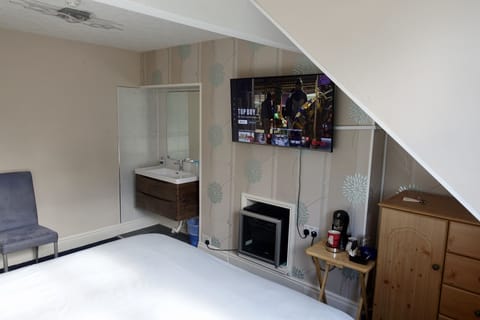 Double Room, Shared Bathroom | Free WiFi, bed sheets