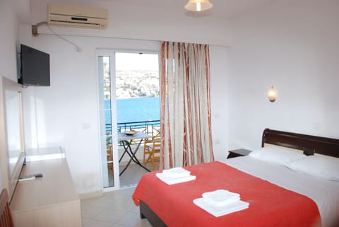 Double Room, Balcony, Sea View | Minibar, desk, free cribs/infant beds, rollaway beds