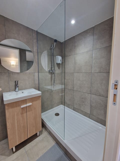 Shower, free toiletries, towels