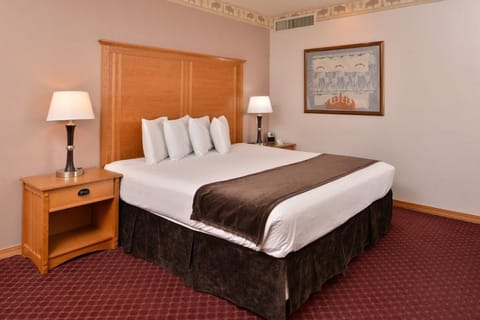 Deluxe Room, 1 King Bed | Premium bedding, desk, laptop workspace, blackout drapes