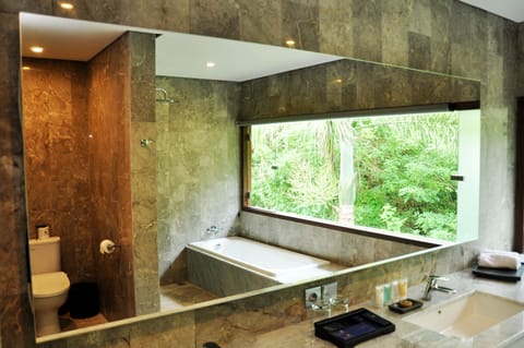 Deluxe Suite | Bathroom | Free toiletries, hair dryer, bathrobes, slippers