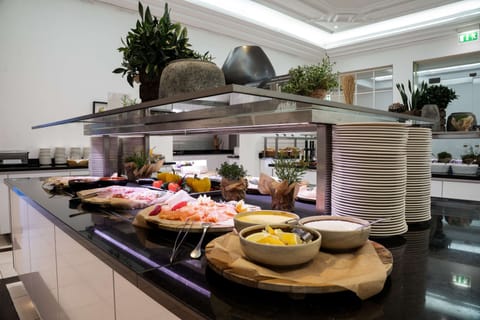 Daily buffet breakfast for a fee